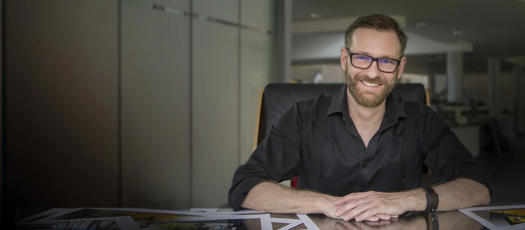 Peter Jongman aan tafel met ontwerpwerk
